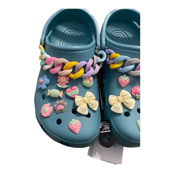 Crocs Women's Classic Clogs With Resin Charms SZ Woman’s  8 NEW - Picture 2 of 7